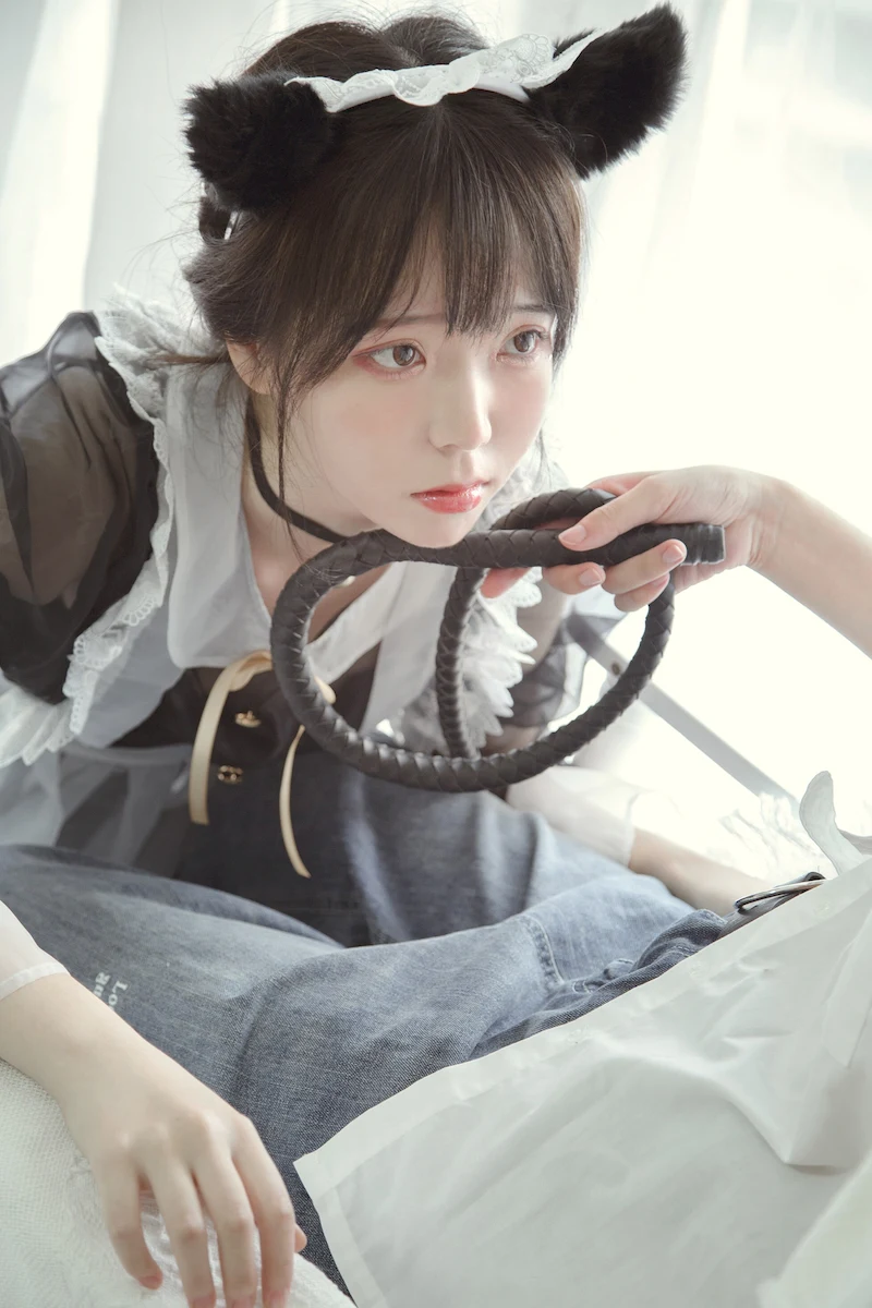 镜子里的鹅蛋脸配上高鼻梁，终于敢素颜出门