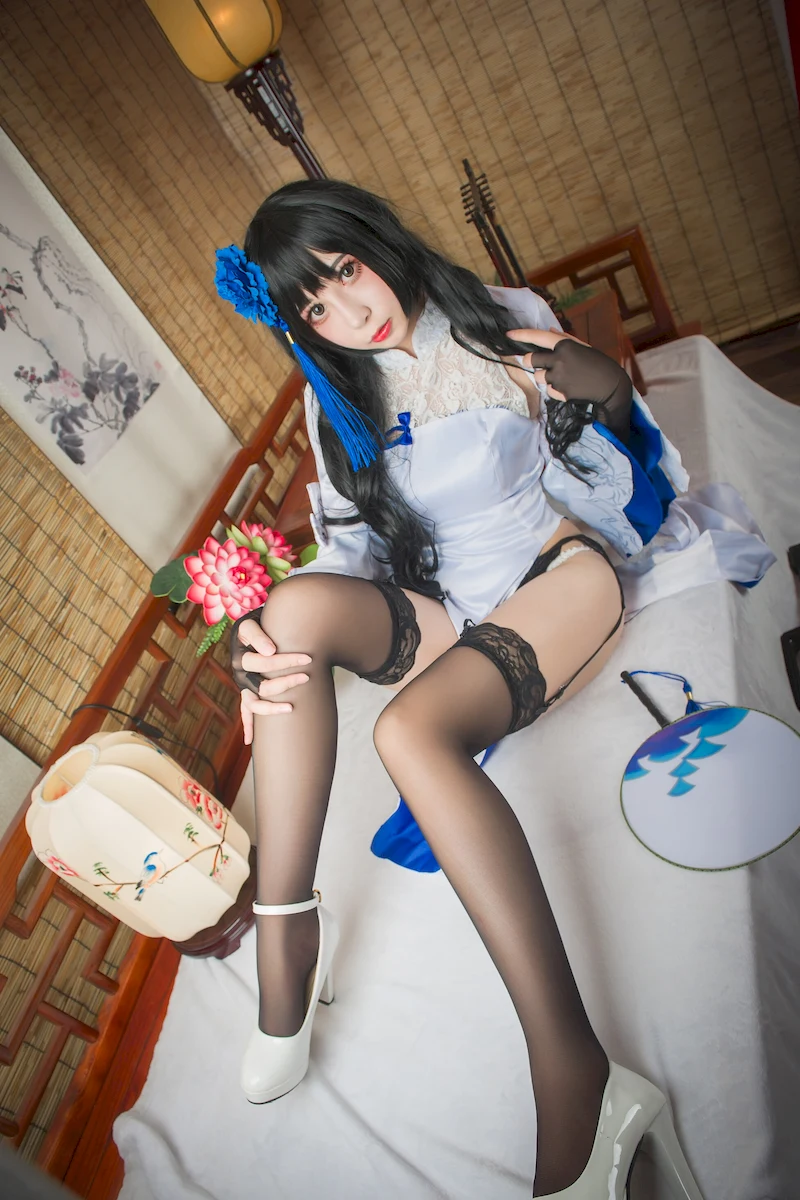 K 镜头下，她脚踝精致，一抹裸妆惊艳时光