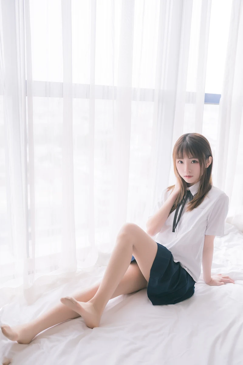 街头偶遇的穿搭灵感，黑丝大腿袜穿出高级感