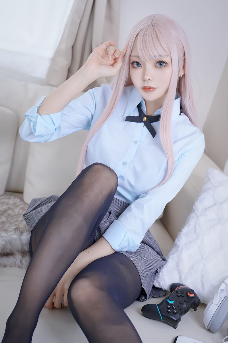 她眼角的泪痣太勾人，配上这双美腿谁顶得住