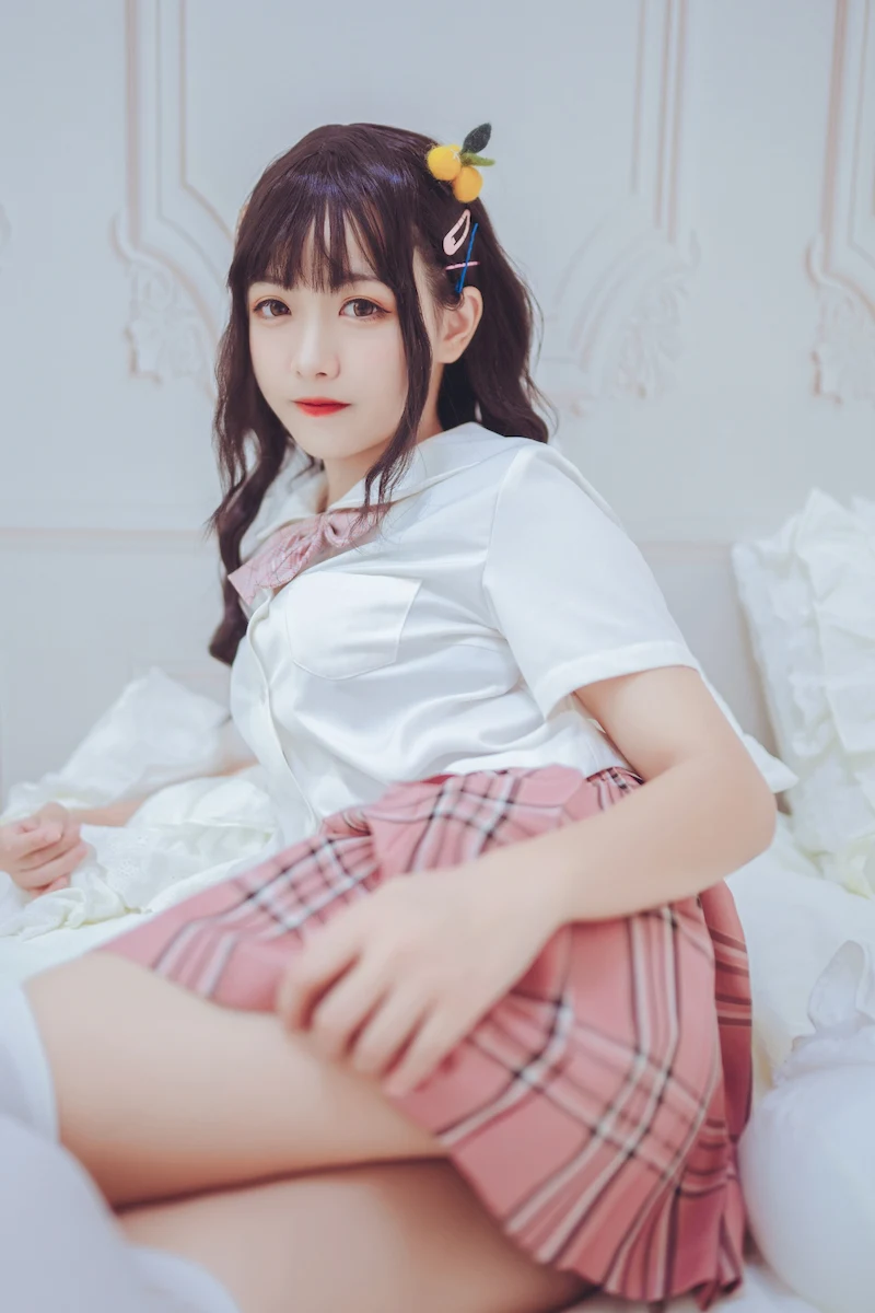 街头偶遇女仆装少女，樱桃小嘴惊艳了整条街