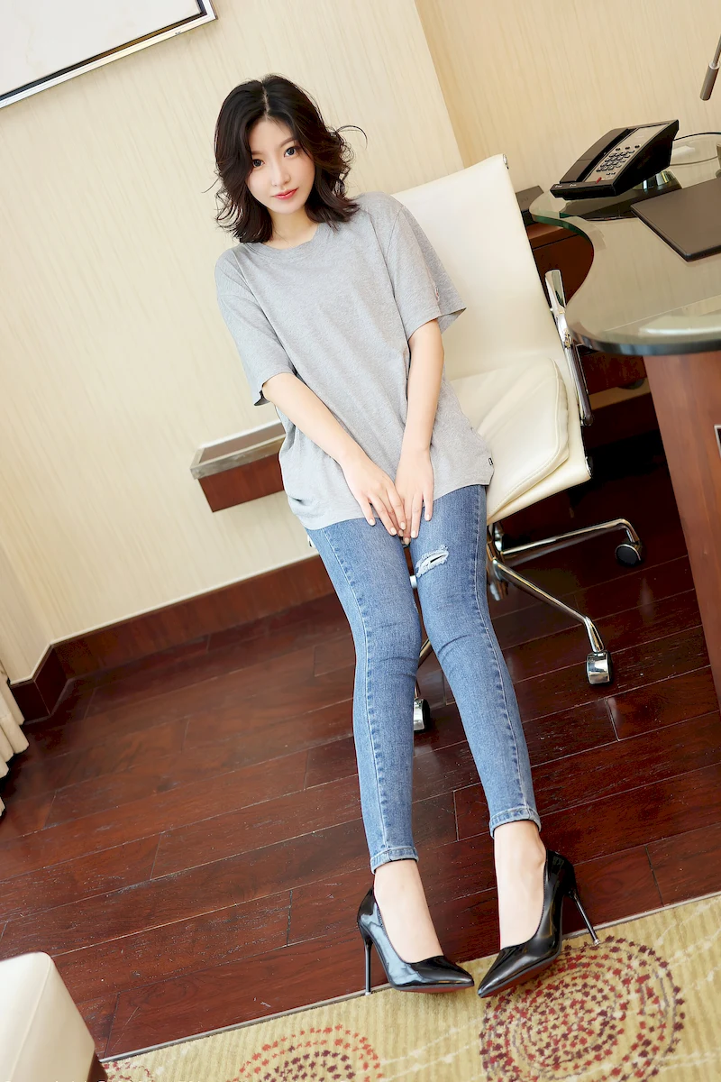 周末的私密仪式：穿着过膝袜享受一场治愈泡