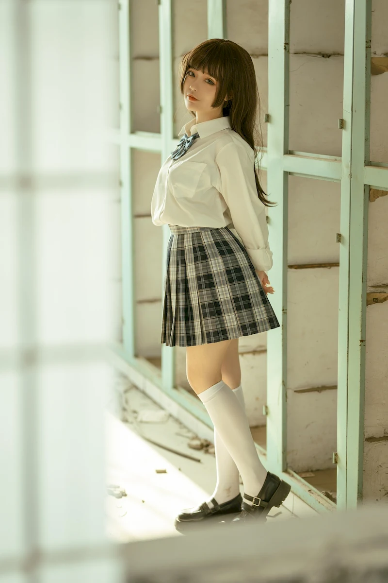 午后办公室特写，她脱下高跟鞋露出的玉足太