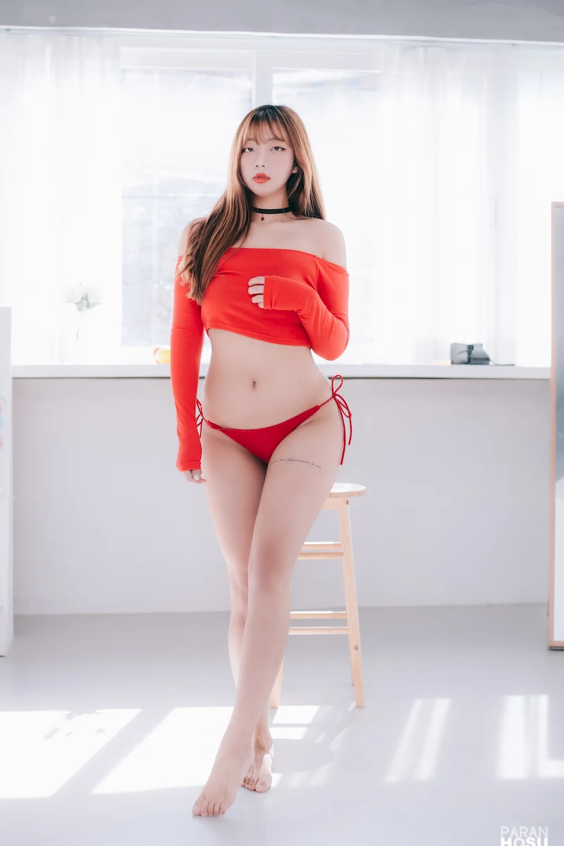 泪痣少女裹着浴巾，腿部曲线在光影中流转