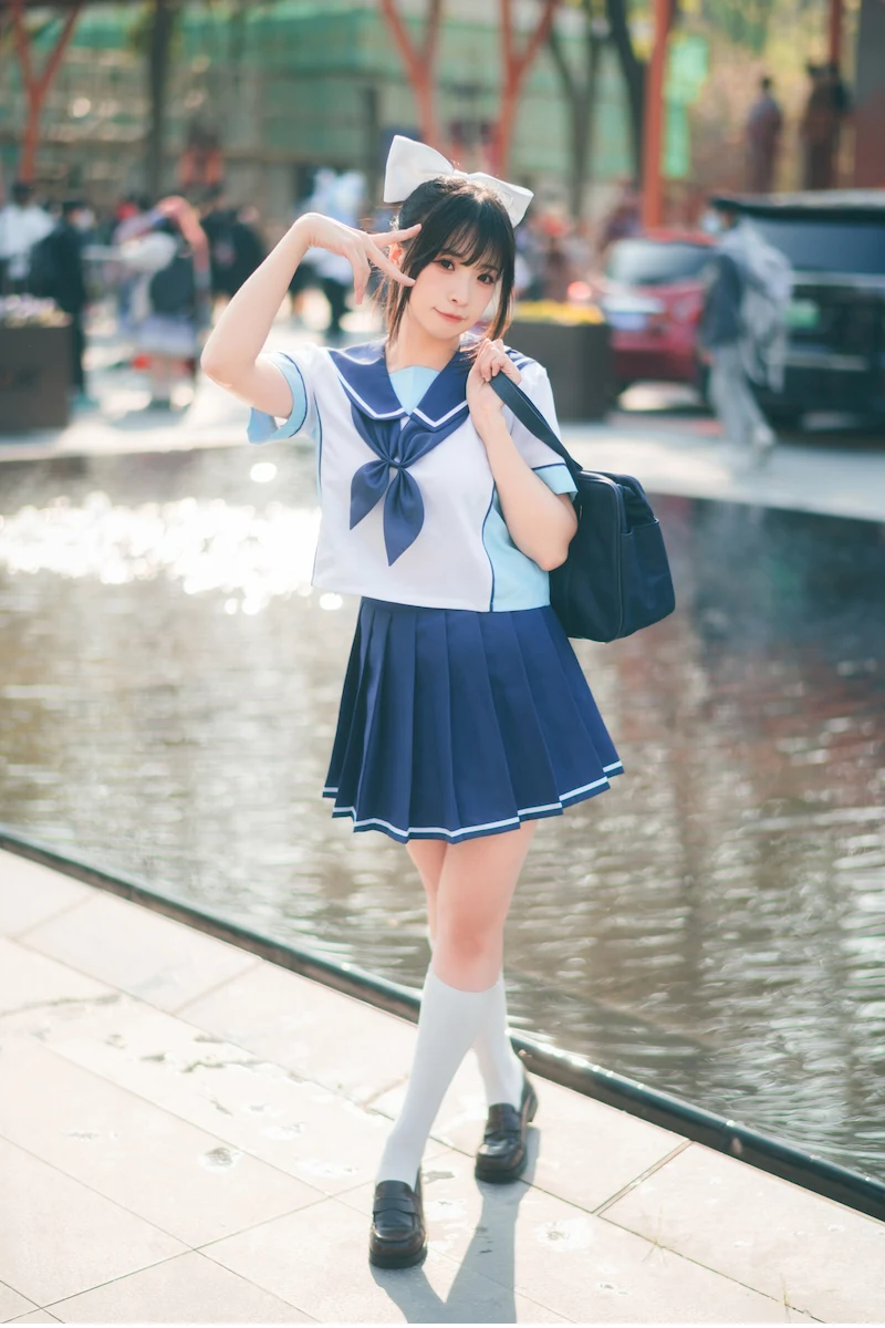 万米高空的优雅秘密：空姐制服与网袜的搭配