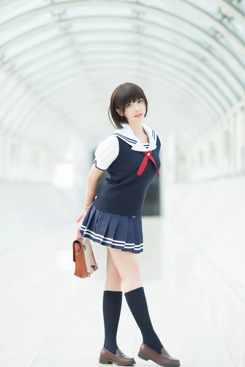 万米高空的优雅秘密：空姐制服与网袜的搭配