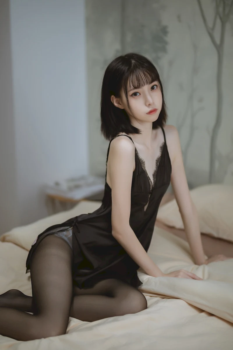 镜头定格那一刻，她腿部的曲线成了私房写真