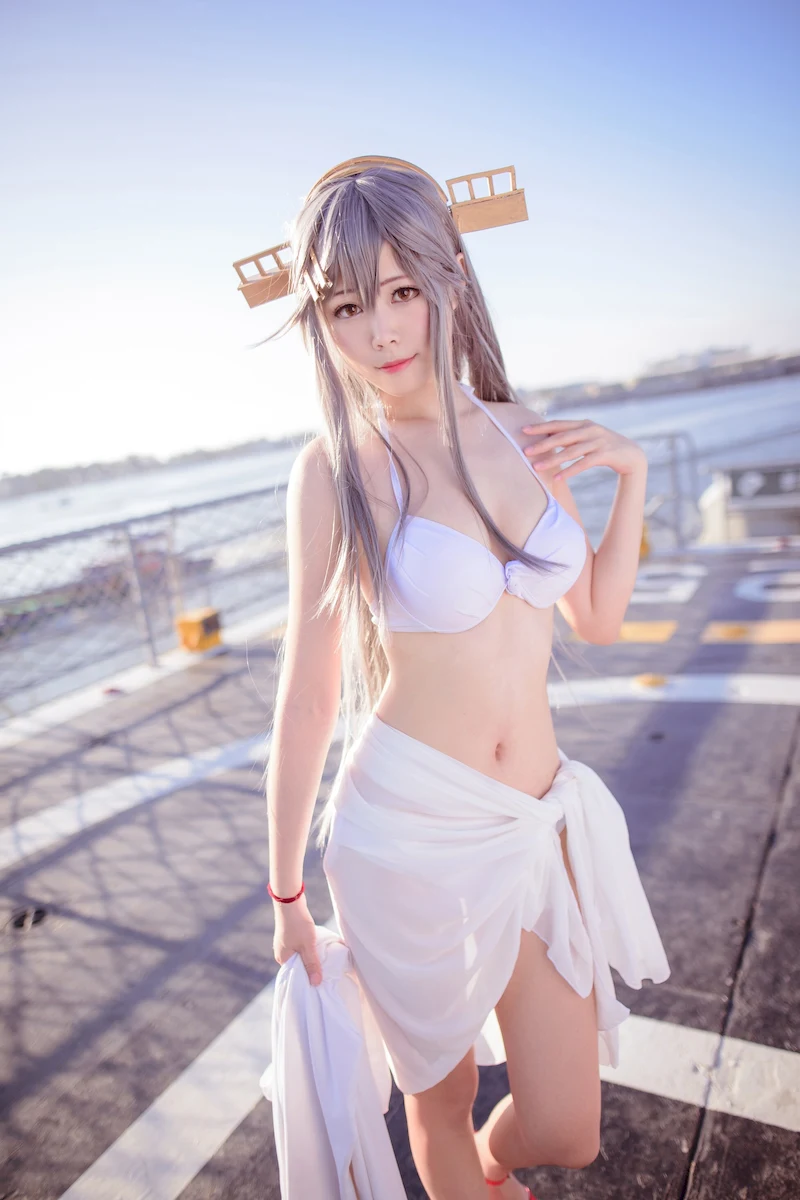 办公室午休时，她脱下高跟鞋露出的纤细裸足