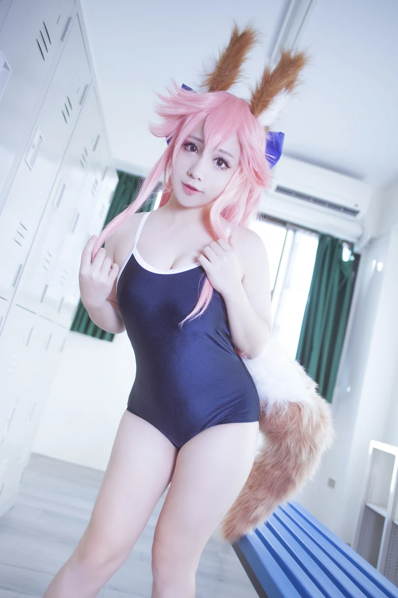 制服少女回眸一笑，樱桃小嘴藏着青春秘密