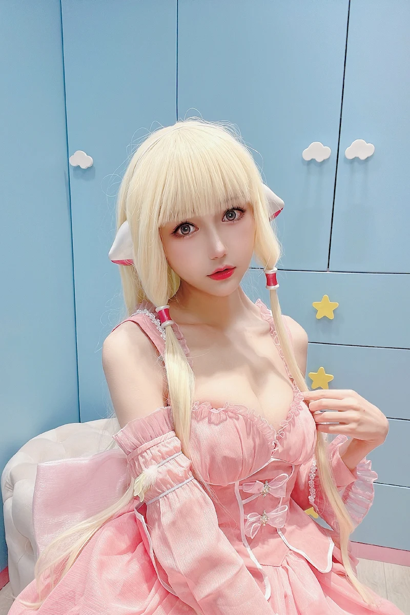 深夜衣橱里，那双吊带袜和大腿袜的温柔秘密