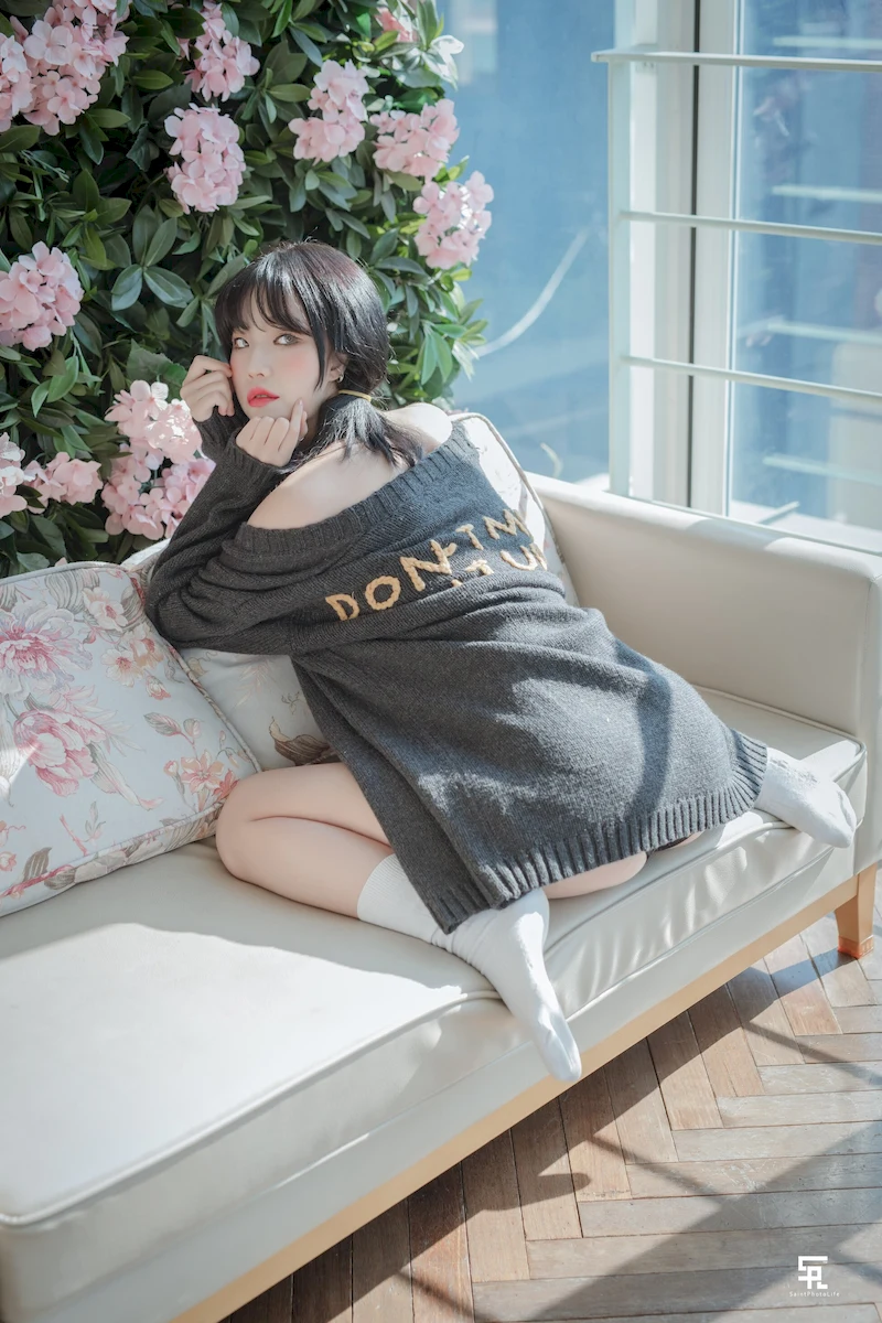 水中漫步的瓜子脸女孩，足尖轻点夏日的清凉