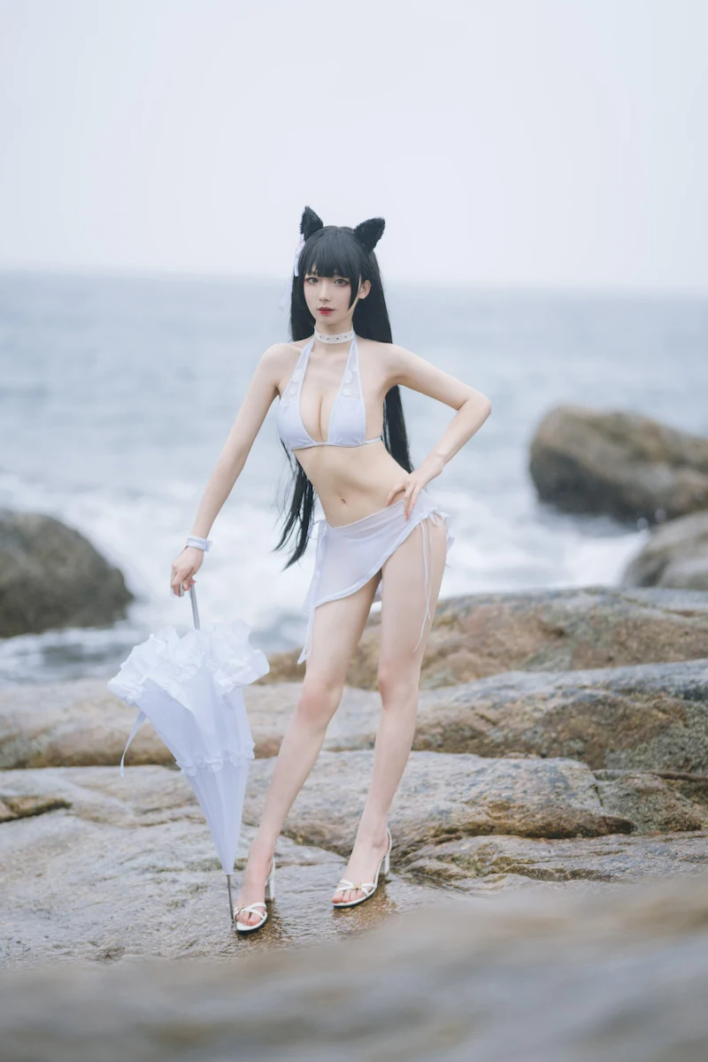 她床上伸脚的瞬间，黑丝勾勒出撩人弧线