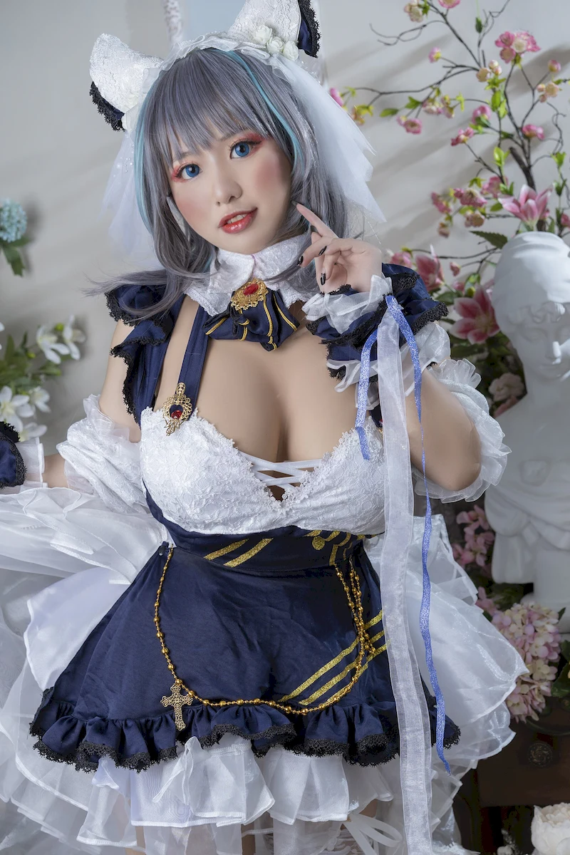 蹲在地面仰望，那身女仆装的比例美得不真实