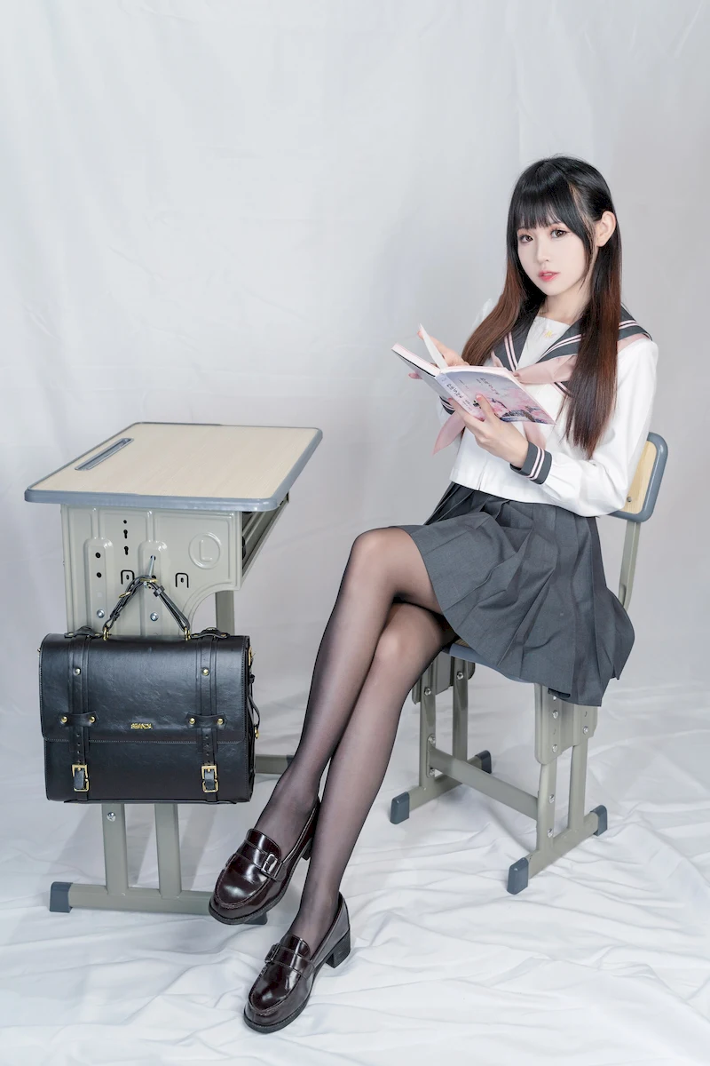 镜子里的鹅蛋脸配上高鼻梁，终于敢素颜出门