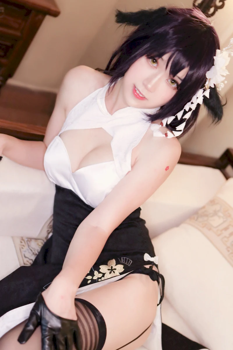 办公室午休时，她脱下高跟鞋露出的纤细裸足