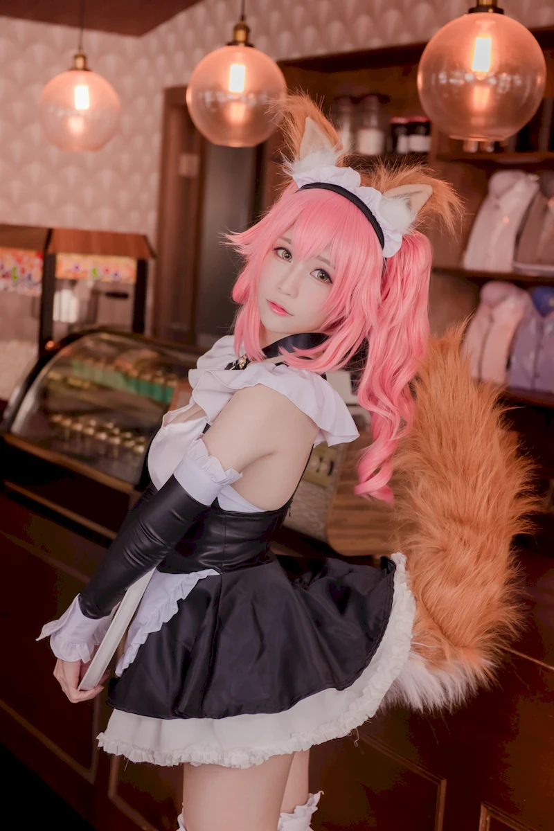 赤脚踩在微凉地面，御姐足间的绑带藏着什么