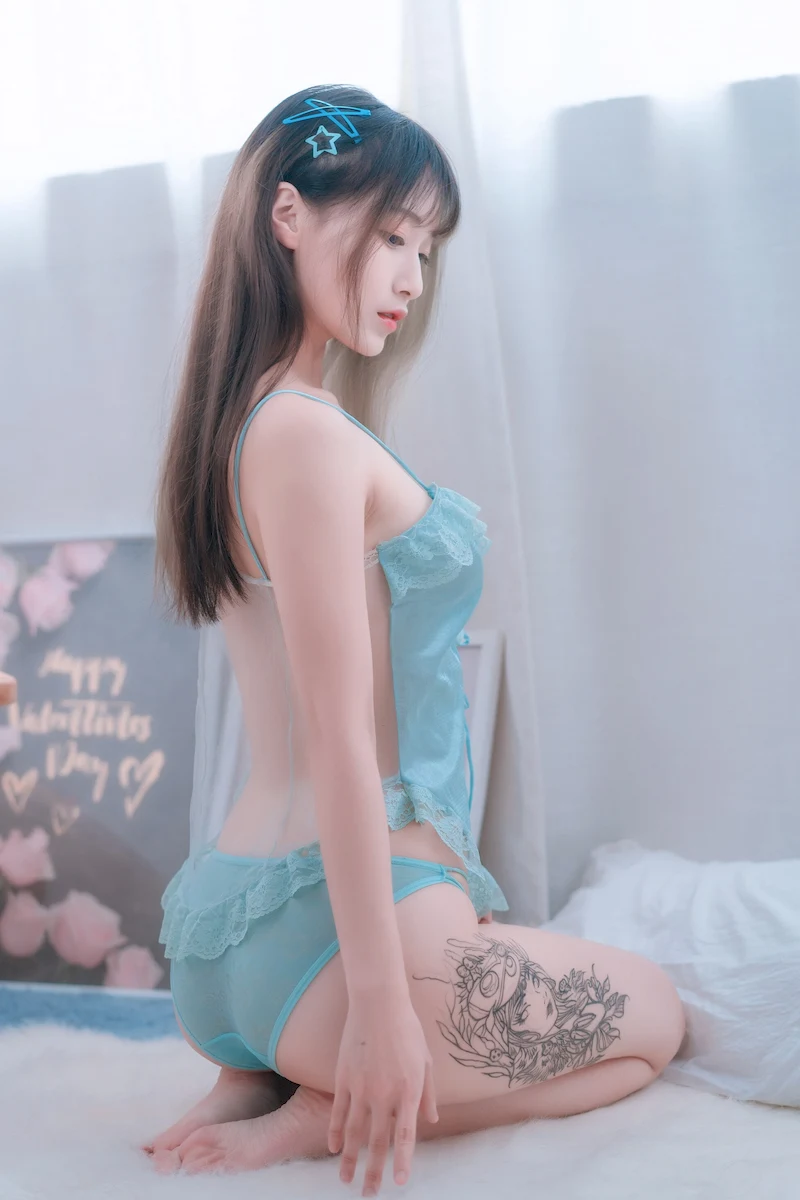 蹲在地面仰望，那身女仆装的比例美得不真实