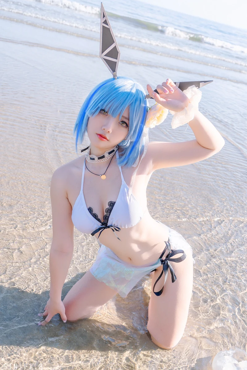 低角度仰拍瞬间，定格她修长的腿部曲线