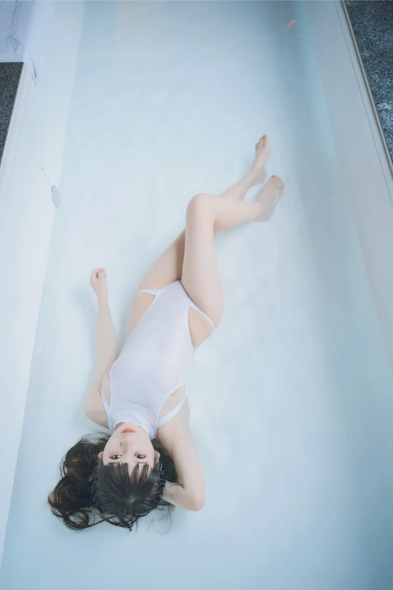 海边邂逅成熟女性，泳装勾勒出自信性感