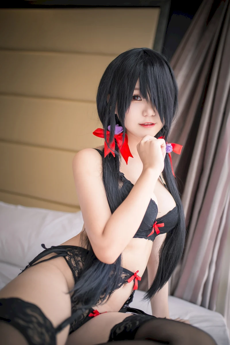 街头偶遇的成熟姐姐，那双长腿把基础款穿出