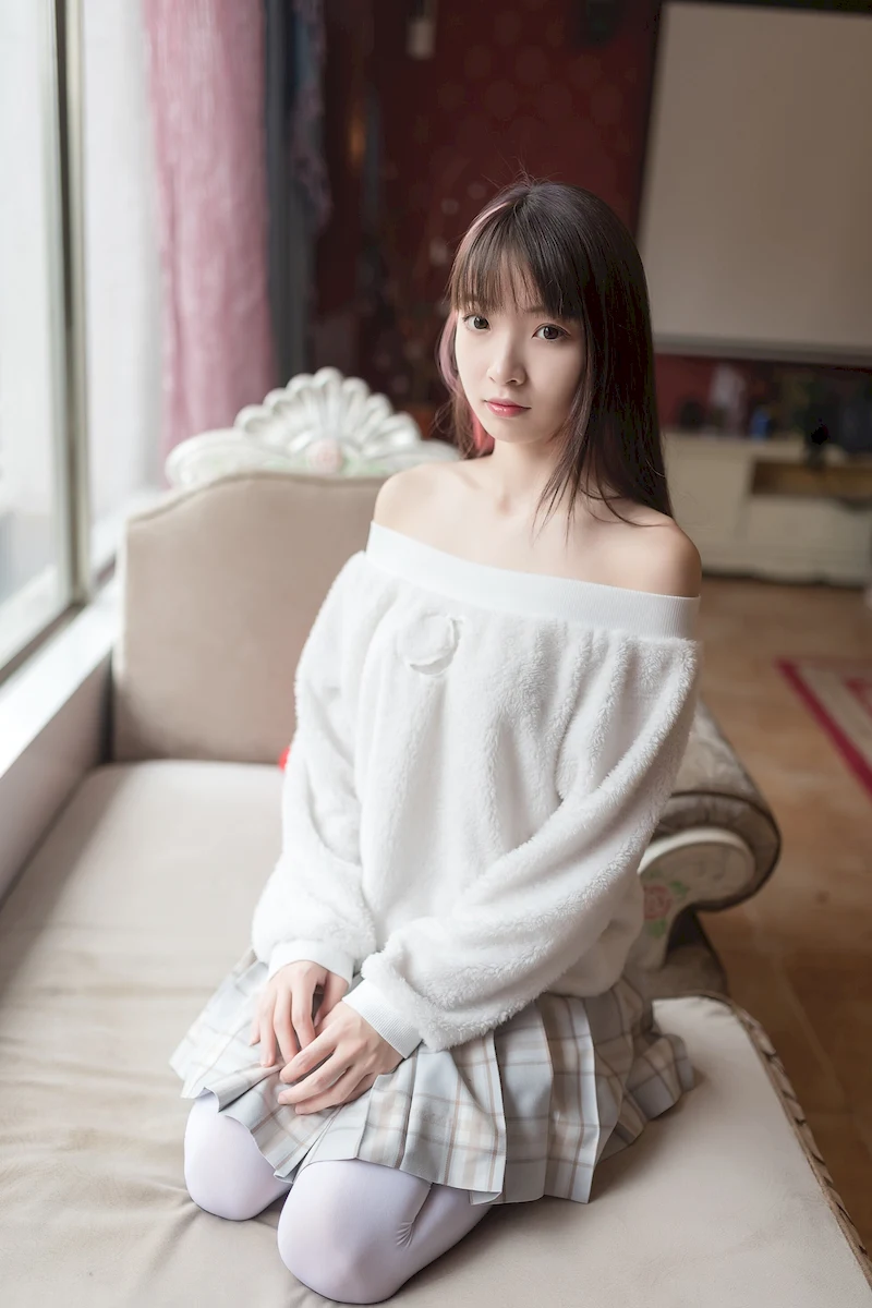 午后阳光里涂指甲油，鹅蛋脸姑娘的美腿秘密