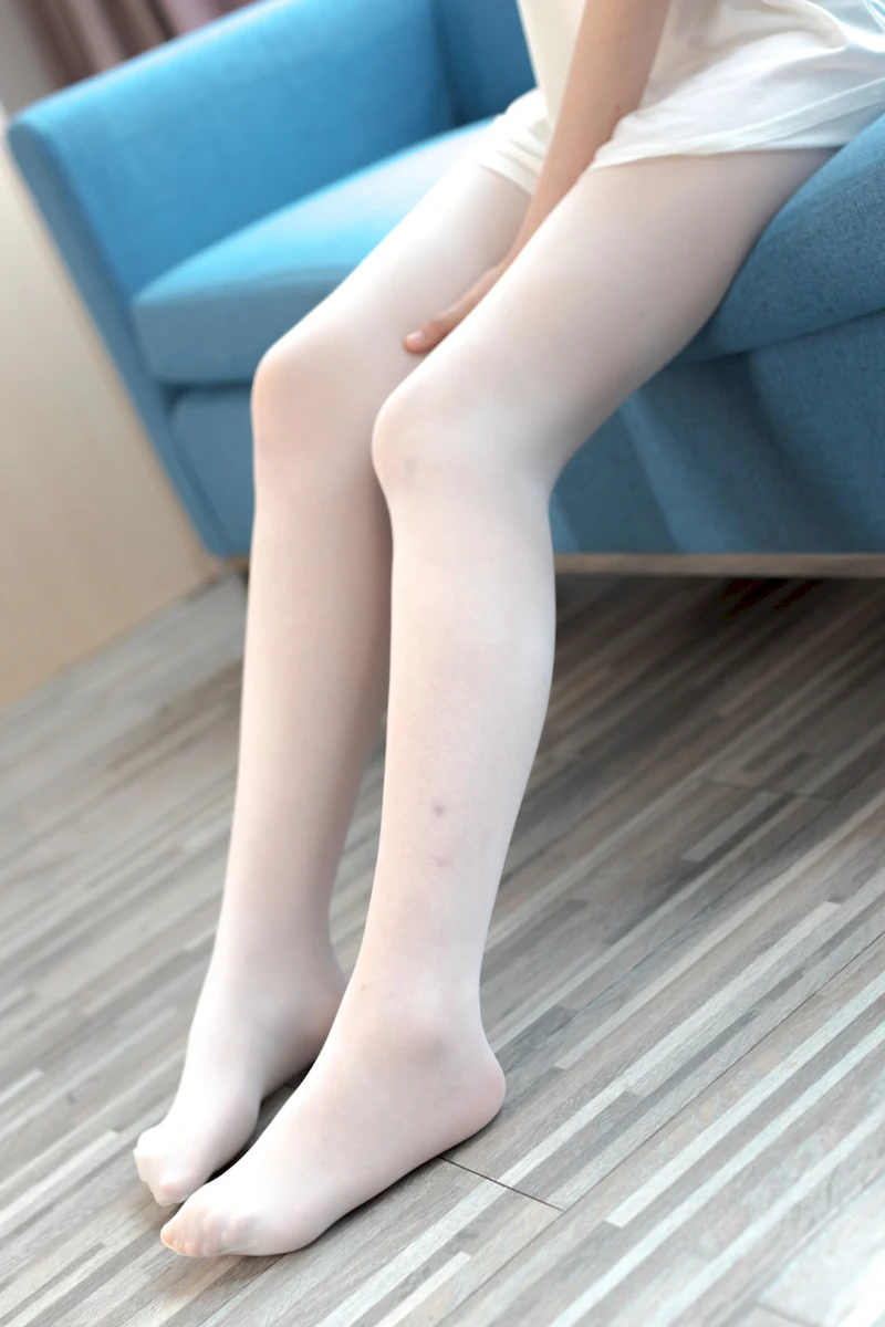 夏日裙摆下，少女纤细脚趾与腿部曲线的温柔