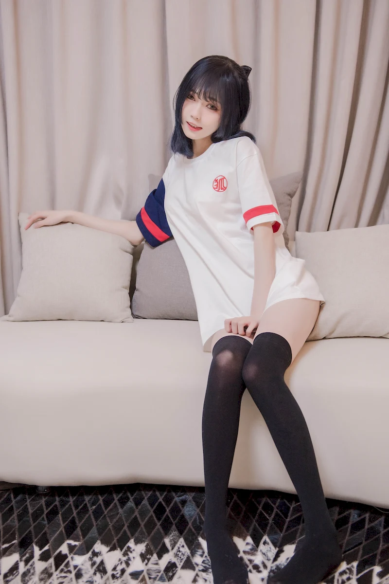 楼梯转角处，那双属于 18 岁少女的脚