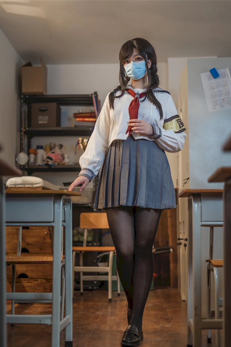 赤脚踩在微凉地面，御姐足间的绑带藏着什么