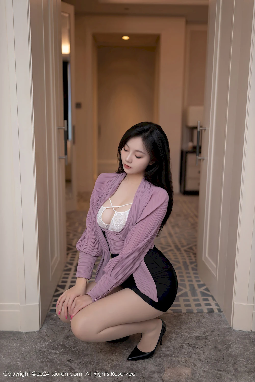 她穿着黑丝躺在床上伸脚的瞬间