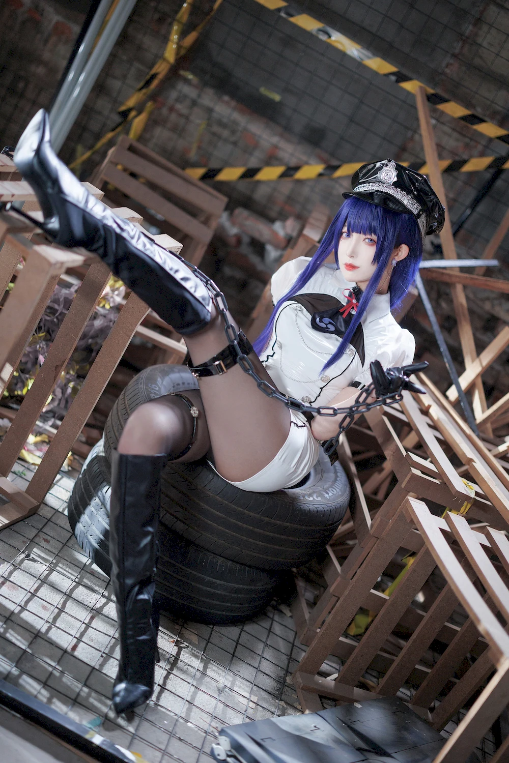 低角度仰拍，足底红印的秘密