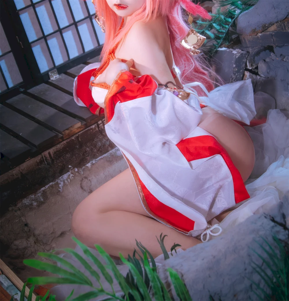 岁大学生在电影级光影下，白丝裙摆定格青春瞬间