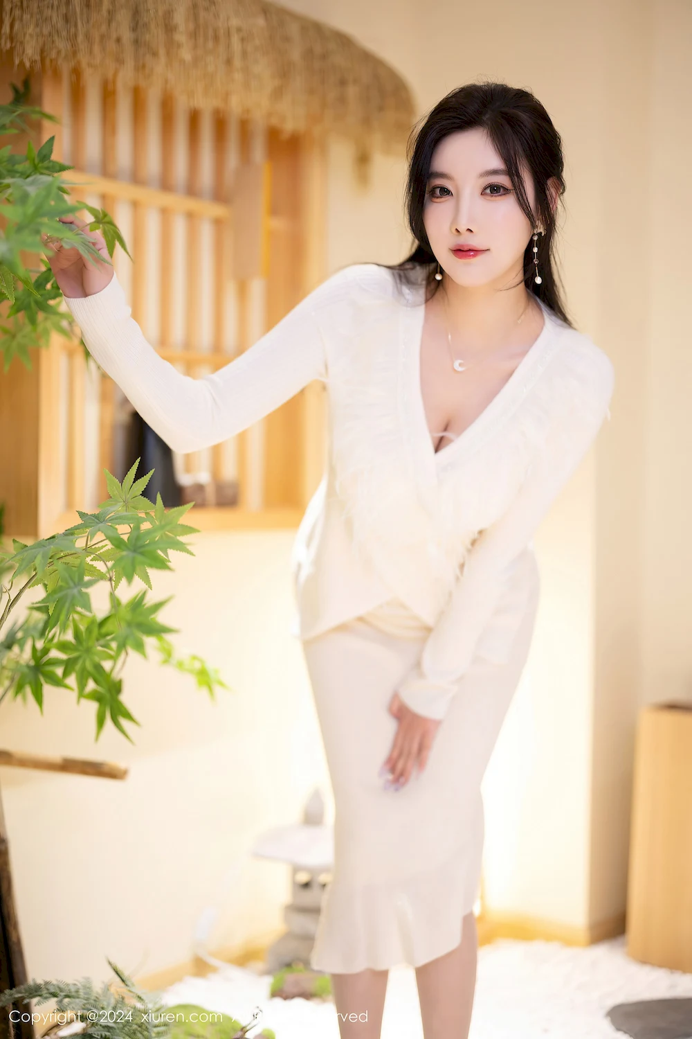 她抬眼时琥珀流光，裙摆下美腿惊艳了整条街