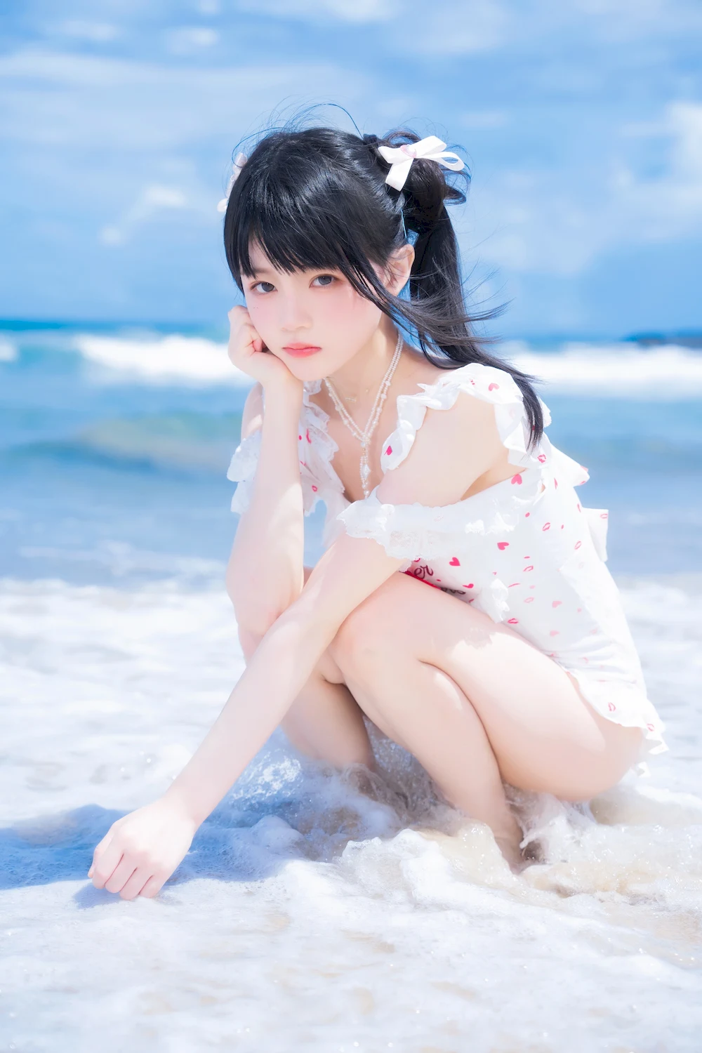 水彩晕染的午后：高跟鞋与床上伸脚的慵懒故